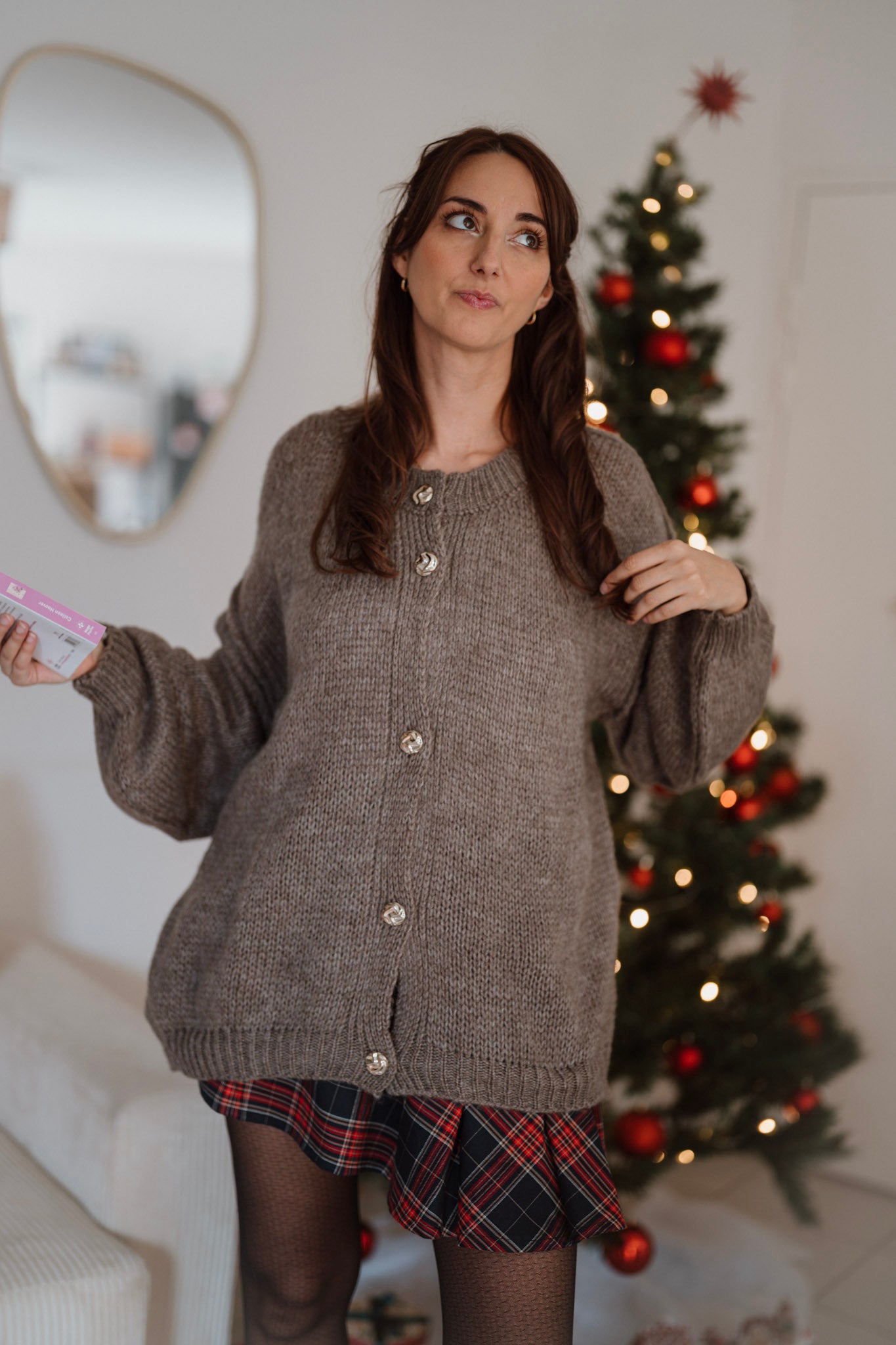 Cardigan oversize en maille avec boutons bijoux / Taupe