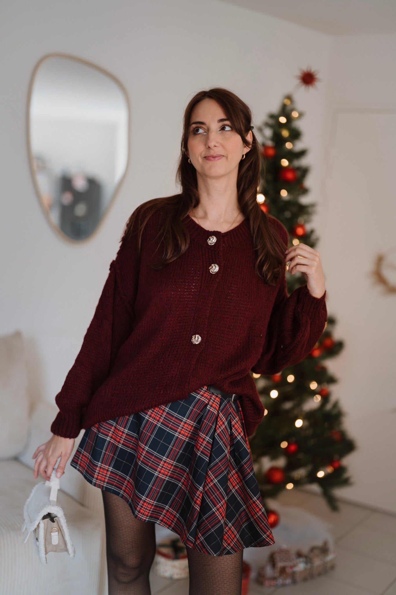 Cardigan oversize en maille avec boutons bijoux / Bordeaux